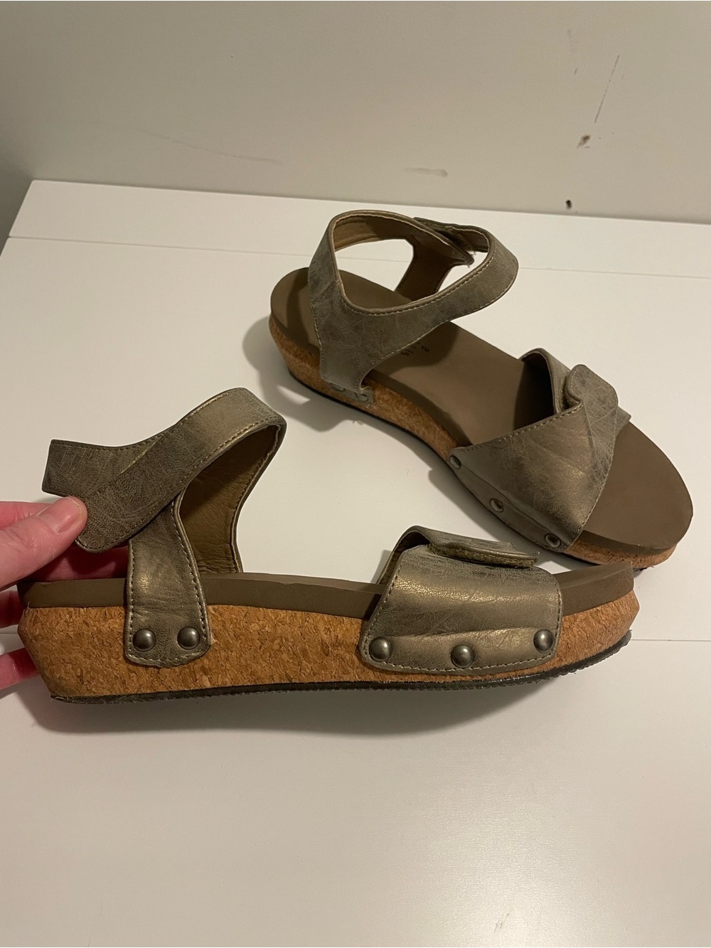 Boutique by Corkys Cargo Style Women's size 9 Sandals Strappy Cork Bronze Gold